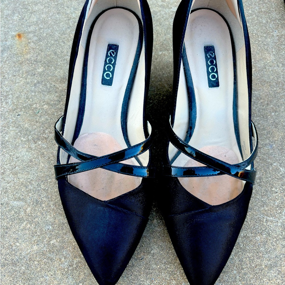 Black edges 2.5 heels.  Good condition.
